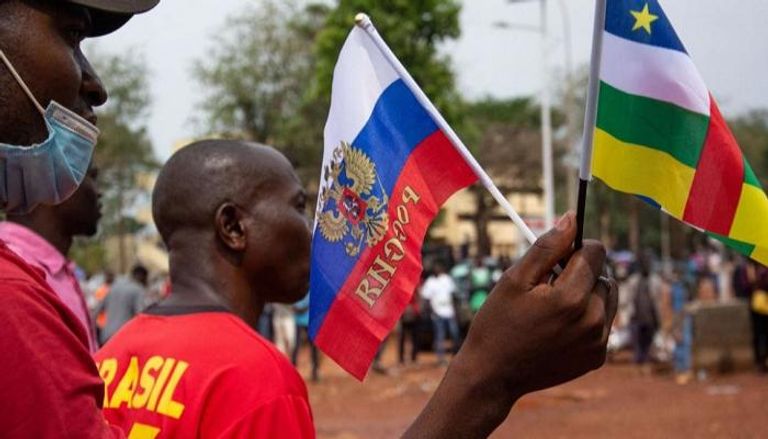مواطن بأفريقيا الوسطى يرفع علمي بلاده وروسيا