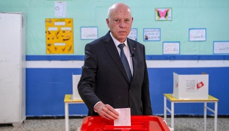 الرئيس التونسي قيس سعيد يدلي بصوته في الانتخابات البرلمانية
