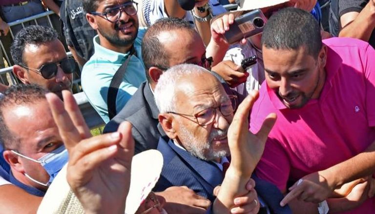 راشد الغنوشي رئيس حركة النهضة وسط عناصر إخوانية