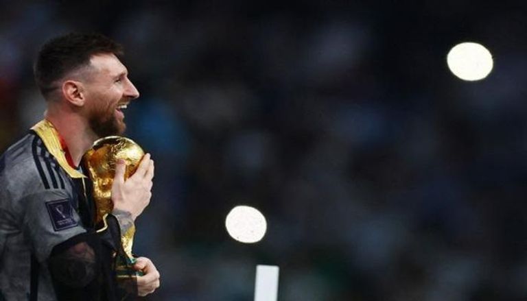 ميسي يحمل كأس العالم بالزي الخليجي