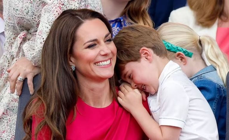 الأمير لويس مع الملكة الراحلة خلال احتفالات اليوبيل الماسي