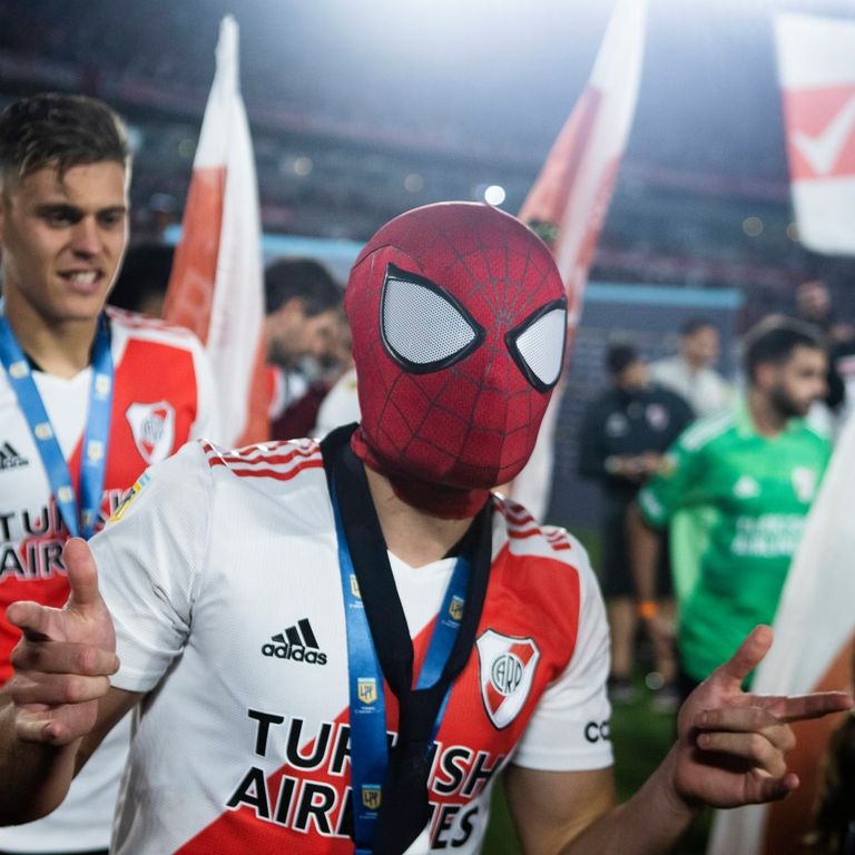 جوليان ألفاريز بقناع العنكبوت في ريفر بليت سبايدر مان في احتفالات الأرجنتين