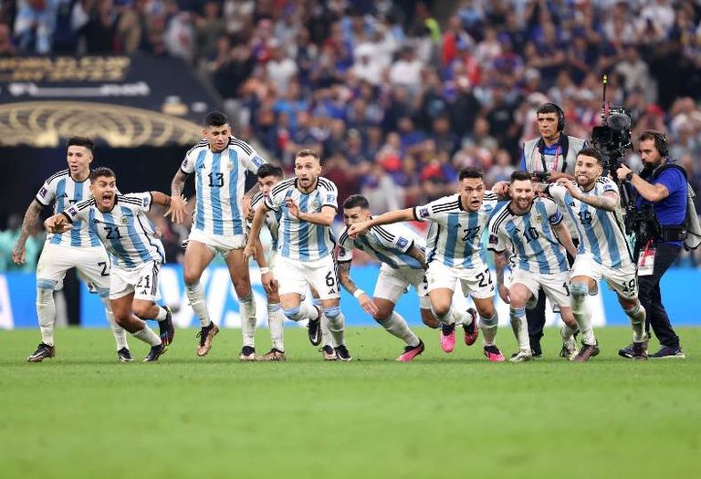 لحظة انتهاء المباراة وفوز الأرجنتين بلقب كأس العالم 2022 الأرجنتين بطل كأس العالم 2022