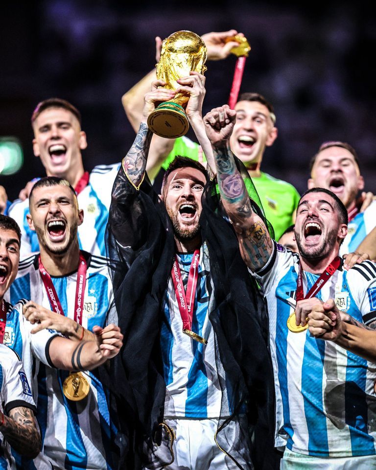 ميسي ورفاقه يرفعون الكأس الغالية بالزي الخليجي الأرجنتين بطل كأس العالم 2022