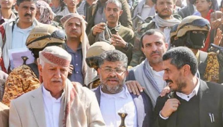 القيادي محمد علي الحوثي يتوسط بعض أنصار المليشيات