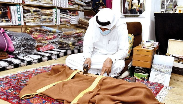 ميسي حاملا الكأس ومرتديا البشت الخليجي