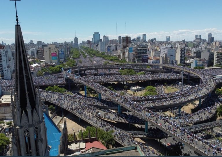 احتفالات الجماهير الأرجنتينية مع ميسي ورفاقه