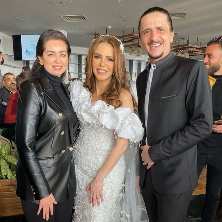 الفنانة دنيا عبدالعزيز وزوجها مع الفنانة هبة مجدي سعد لمجرد وغيثة العلاكي