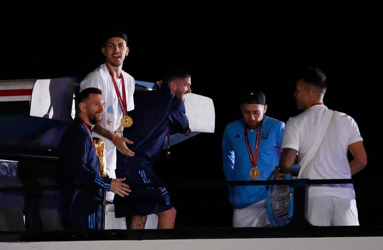 بالفيديو.. لحظة وصول منتخب الأرجنتين الى بلاده بعد تتويجه بـ كأس العالم 1