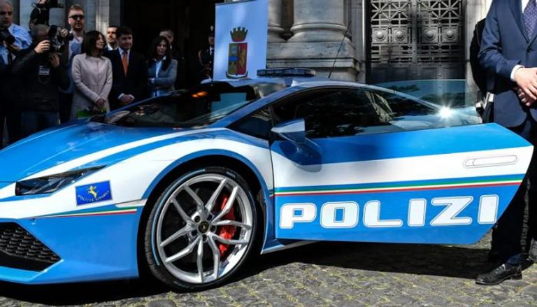 سيارة من طراز لامبورجيني تابعة للشرطة الإيطالية