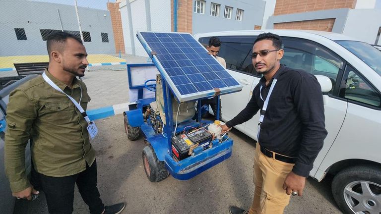 أحد ابتكارات المشاركين في معرض المخترعين في مدينة عدن اليمنية