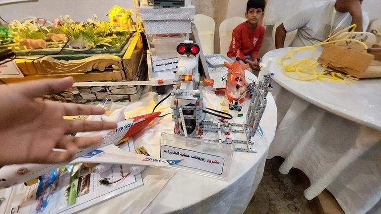 أحد ابتكارات المشاركين في معرض المخترعين في مدينة عدن اليمنية