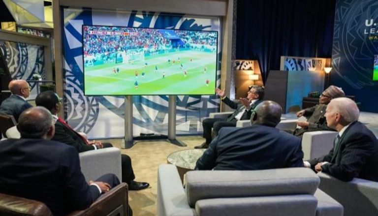 بايدن يحمل قميصا عليه اسمه واللاعب الأرجنتيني ميسي