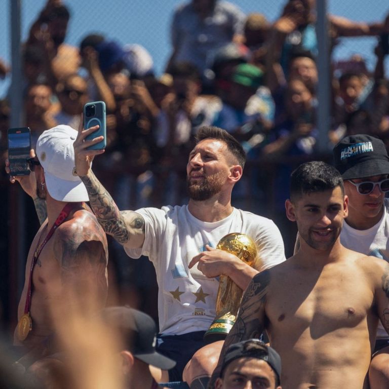 ليونيل ميسي أثناء التتويج بكأس العالم 2022