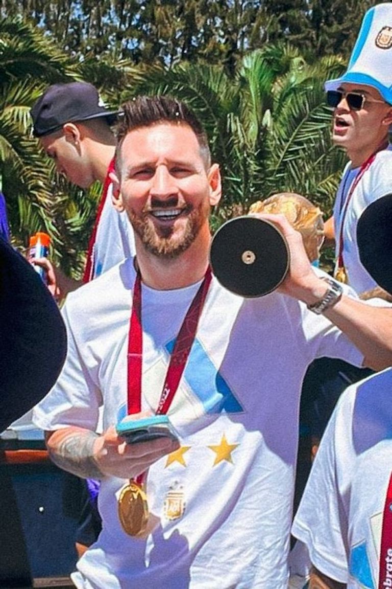 ليونيل ميسي أثناء التتويج بكأس العالم 2022