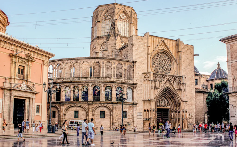 بلازا دي لا فيرجن أحد أماكن السياحة في فالنسيا