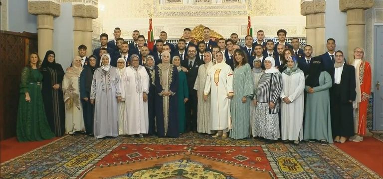 صورة جماعية للملك محمد السادس وأعضاء المنتخب المغربي وأمهاتهم