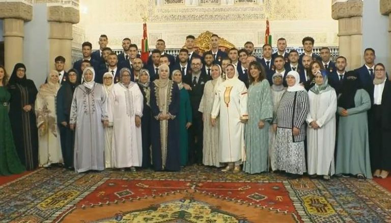 صورة جماعية للملك محمد السادس وأعضاء المنتخب المغربي وأمهاتهم