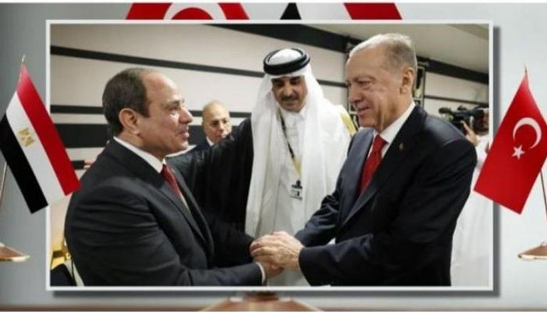 الرئيس التركي يصافح نظيره المصري- أرشيفية