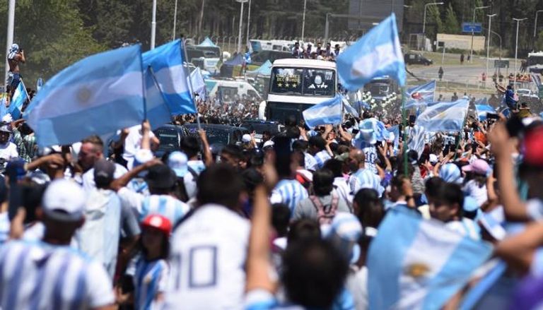 الجماهير الأرجنتينية تحتفل بعودة المنتخب بعد فوزه بكأس العالم- رويترز