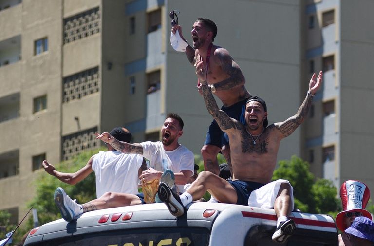الجماهير الأرجنتينية تحتفل بعودة المنتخب بعد فوزه بكأس العالم- رويترز