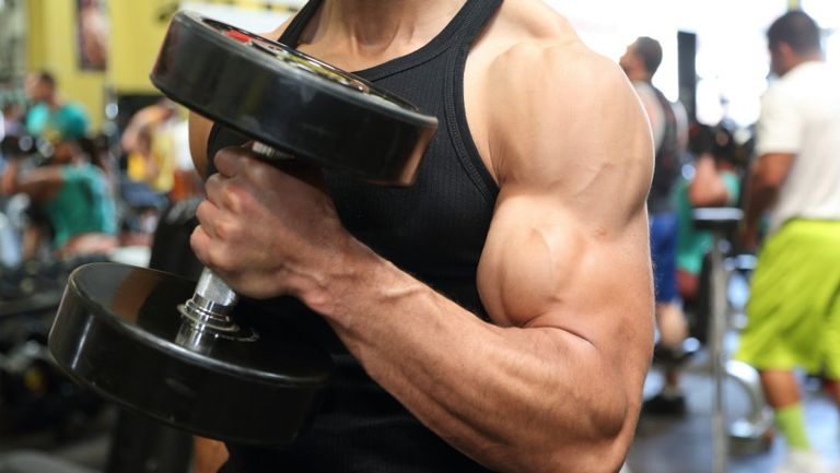 تمرين ثني المعصم بالبار