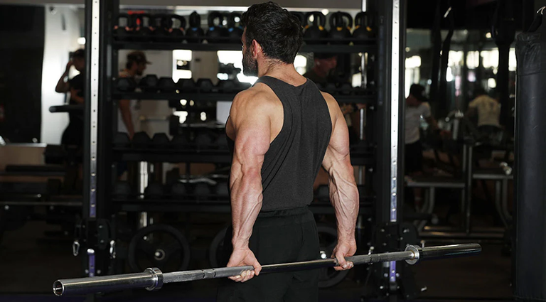 تمرين ثني المعصم بالبار خلف الظهر