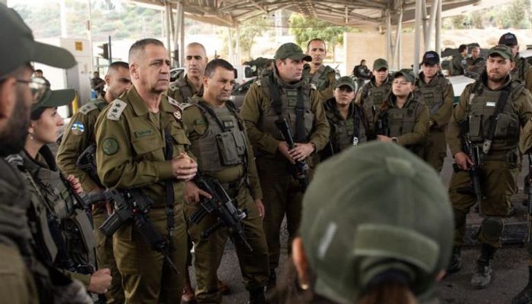 رئيس أركان الجيش الإسرائيلي أفيف كوخافي وسط عدد من قواته