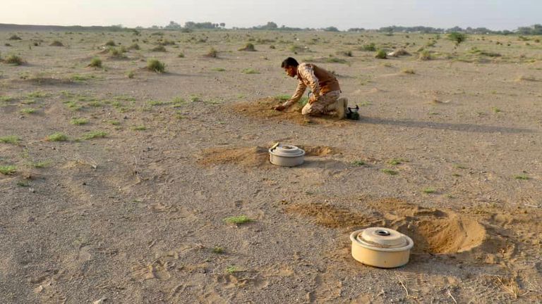 جانب من عمليات نزع الألغام في اليمن