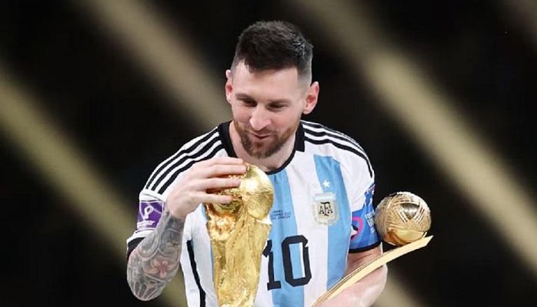 ليونيل ميسي يحمل كأس العالم