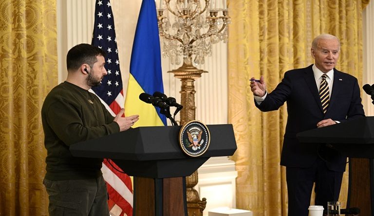 قبلة بيلوسي على جبين زيلينسكي - الفرنسية