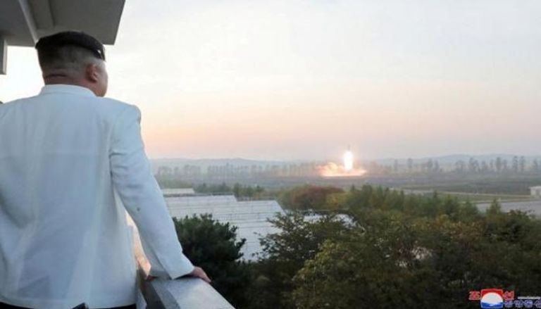 زعيم كوريا الشمالية كيم جونغ أون يشرف على إطلاق صاروخ