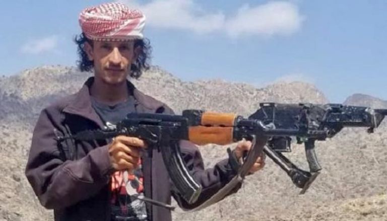 الشاب اليمني يحيى قائد يحمل السلاح الذي صممه
