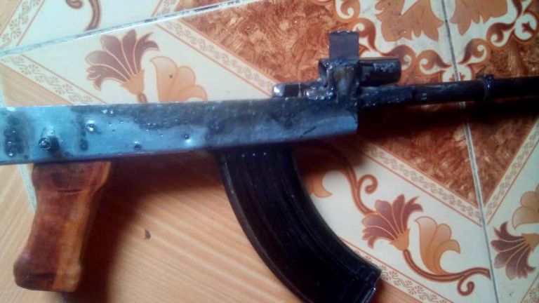 الشاب اليمني يحيى قائد يحمل السلاح الذي صممه