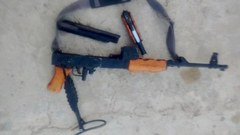 الشاب اليمني يحيى قائد يحمل السلاح الذي صممه