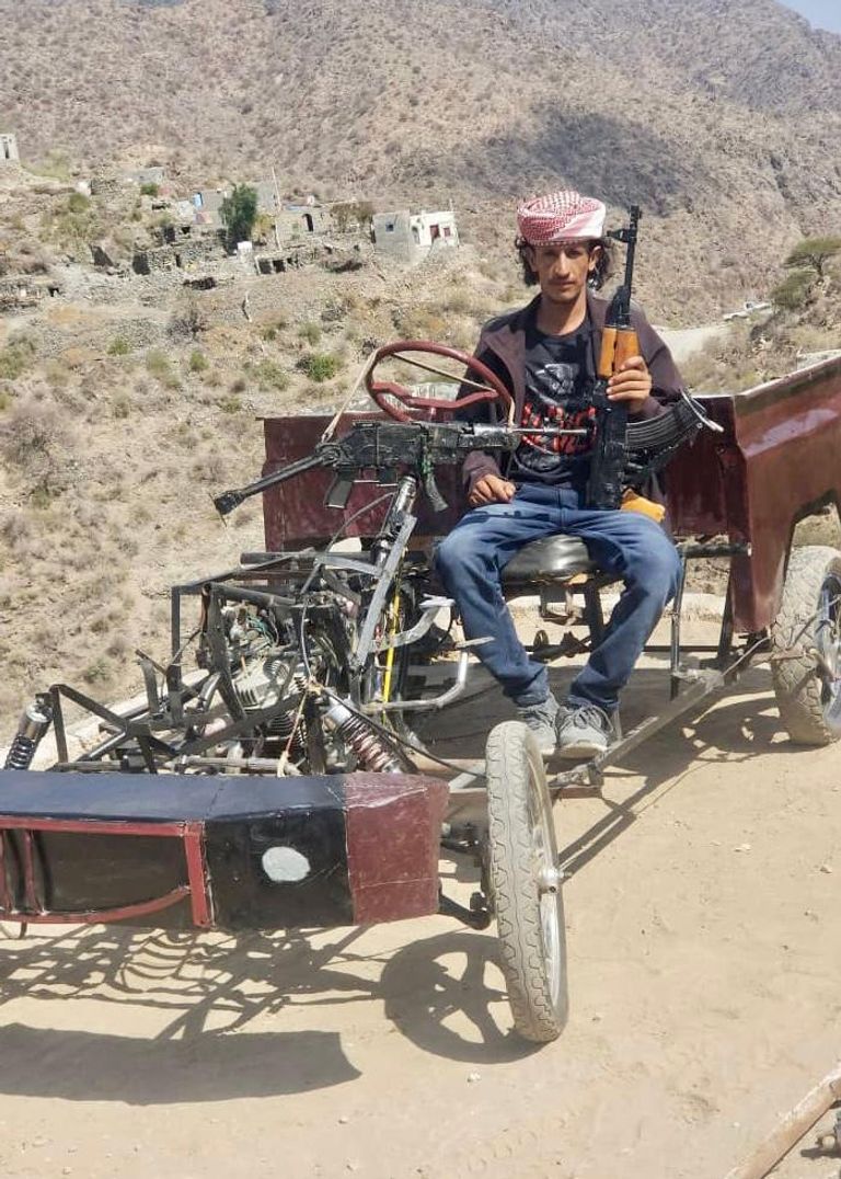 الشاب اليمني يحيى قائد يحمل السلاح الذي صممه