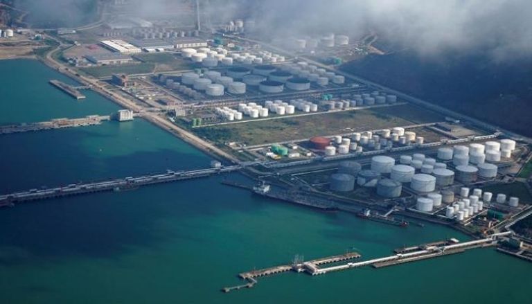صهاريج النفط والغاز في مستودع بميناء تشوهاى الصيني - رويترز