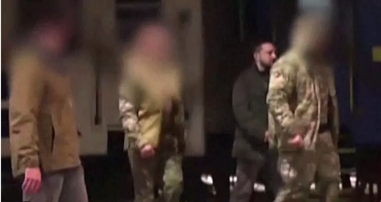 زيلينسكي يخرج من قطار في بولندا الرئيس الأوكراني فى الكونغرس الأمريكي