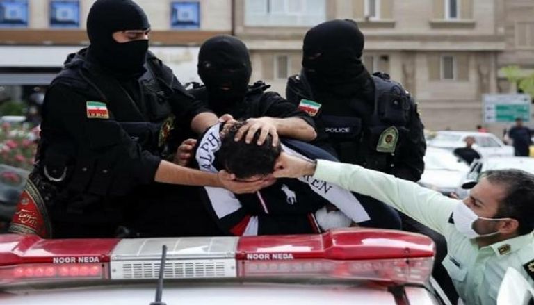 الشرطة الإيرانية خلال اعتقال أحد المحتجين- أرشيفية