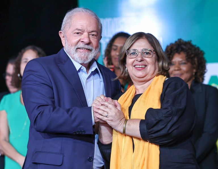 لويس لولا دا سيلفا مع فريق عمله (تويتر)