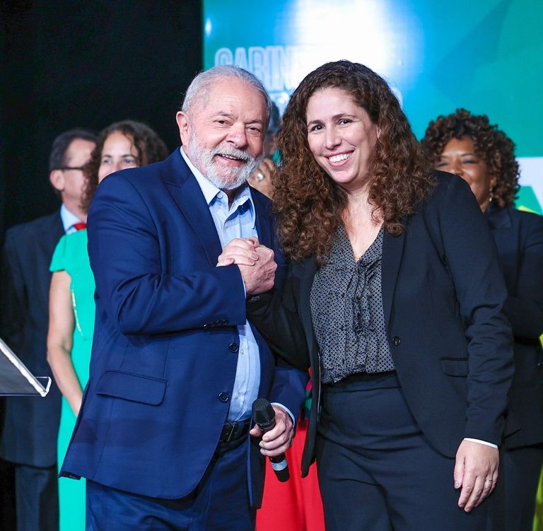 لويس لولا دا سيلفا مع فريق عمله (تويتر)