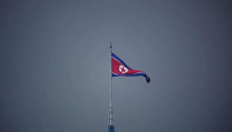 علم كوريا الشمالية مرفوعا بمنطقة حدودية- رويترز