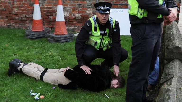 الملك تشارلز عقب تعرضه خلال واقعة سابقة للرشق بالبيض