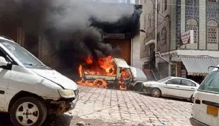 دورية تحترق إثر اشتباكات عصابات مسلحة للإخوان بتعز -أرشيفية