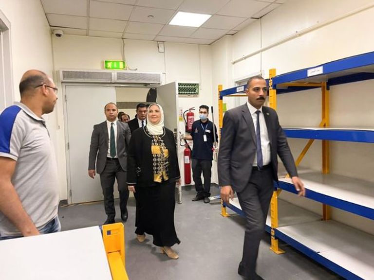 وزيرة التضامن المصرية خلال تفقدها مستشفى 57357