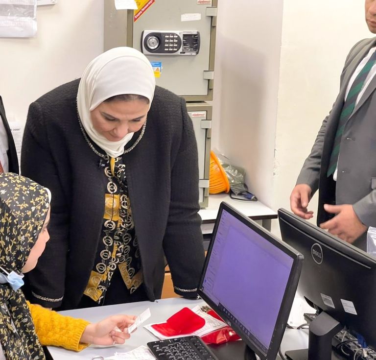 وزيرة التضامن المصرية خلال تفقدها مستشفى 57357