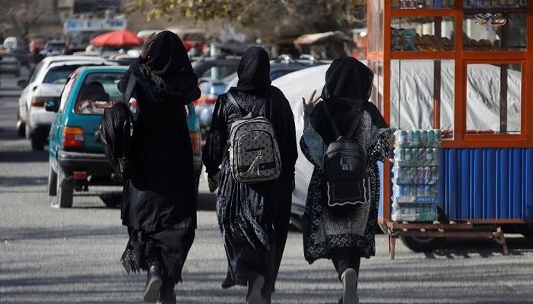سيدات أفغانيات في أحد شوارع كابول