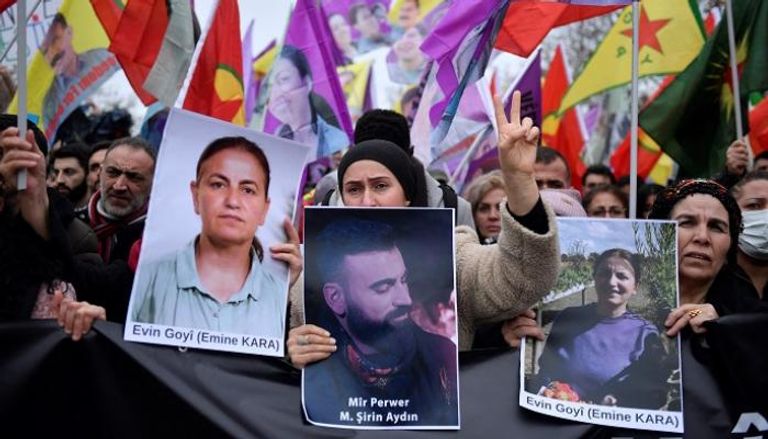 متظاهرون أكراد في باريس يحملون صور ضحايا هجوم الأمس