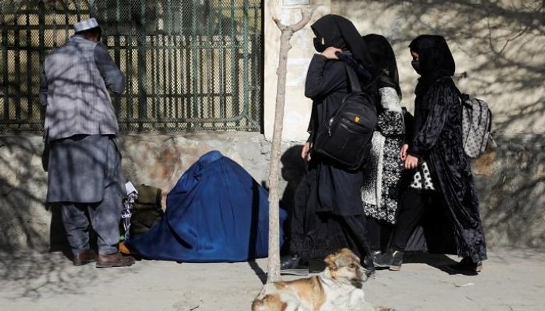 3 نساء أفغانيات في أحد شوارع كابول