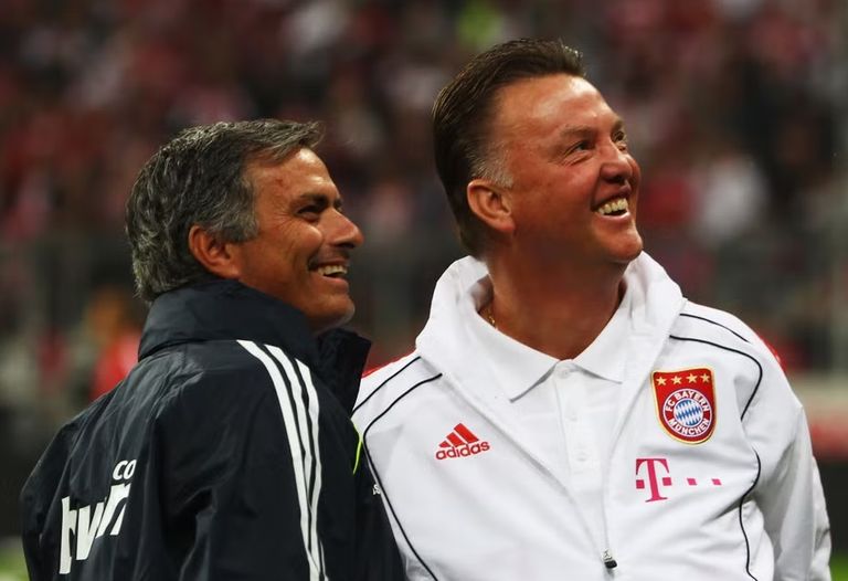 جوزيه مورينيو ولويس فان جال البرتغالي جوزيه مورينيو مدرب روما الإيطالي الحالي